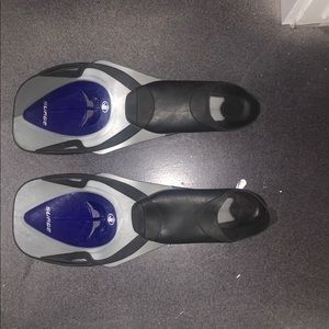 Body glove snorkeling flippers